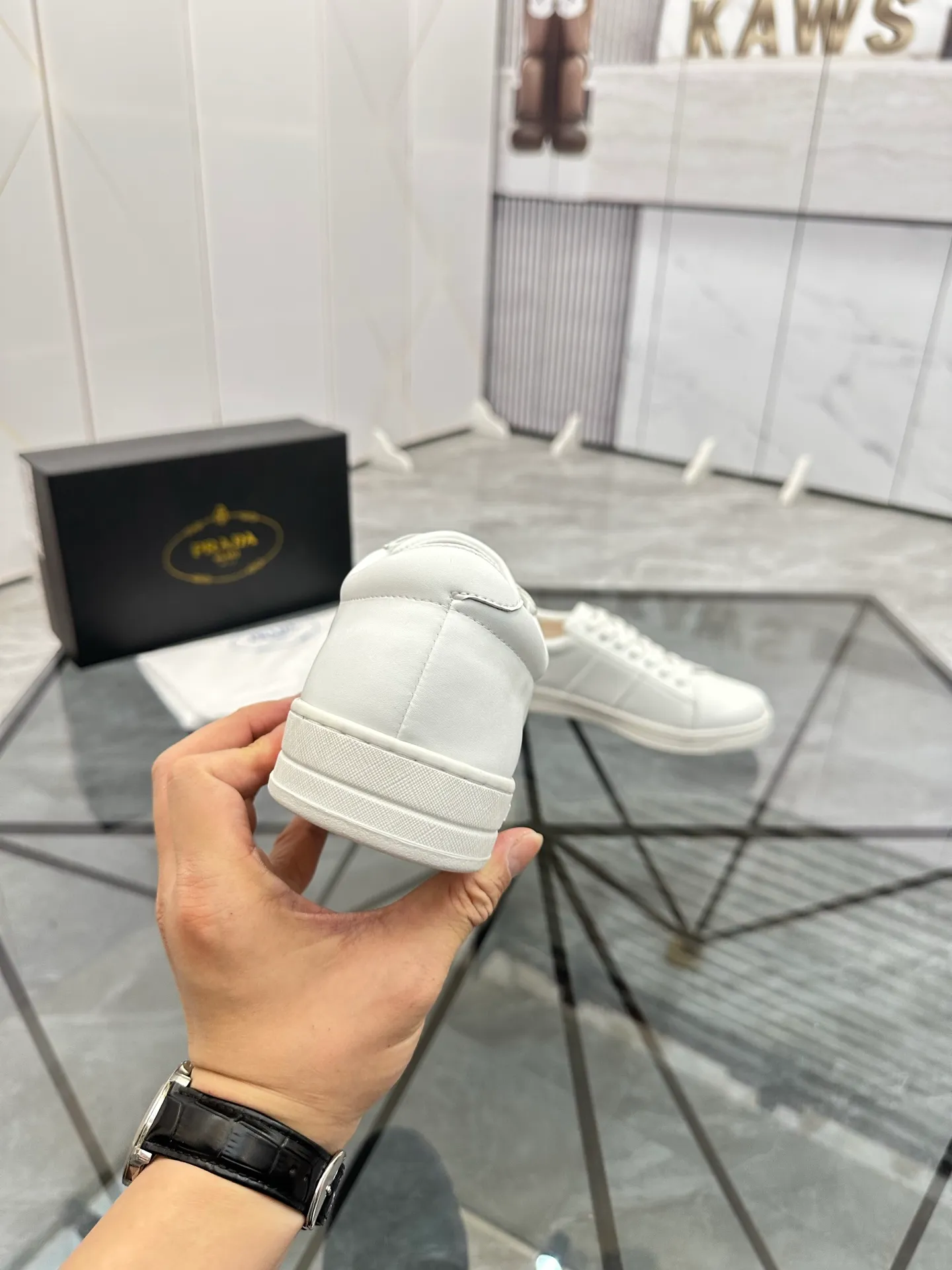 Men's shoes: 💰P400¥ Product trademark: Prada *"Prada*" low-top casual shoes Regular size: 38-44 (can be customized to 45) Product materials: imported cowhide upper, sheepskin lining, original outsole. Number: 020